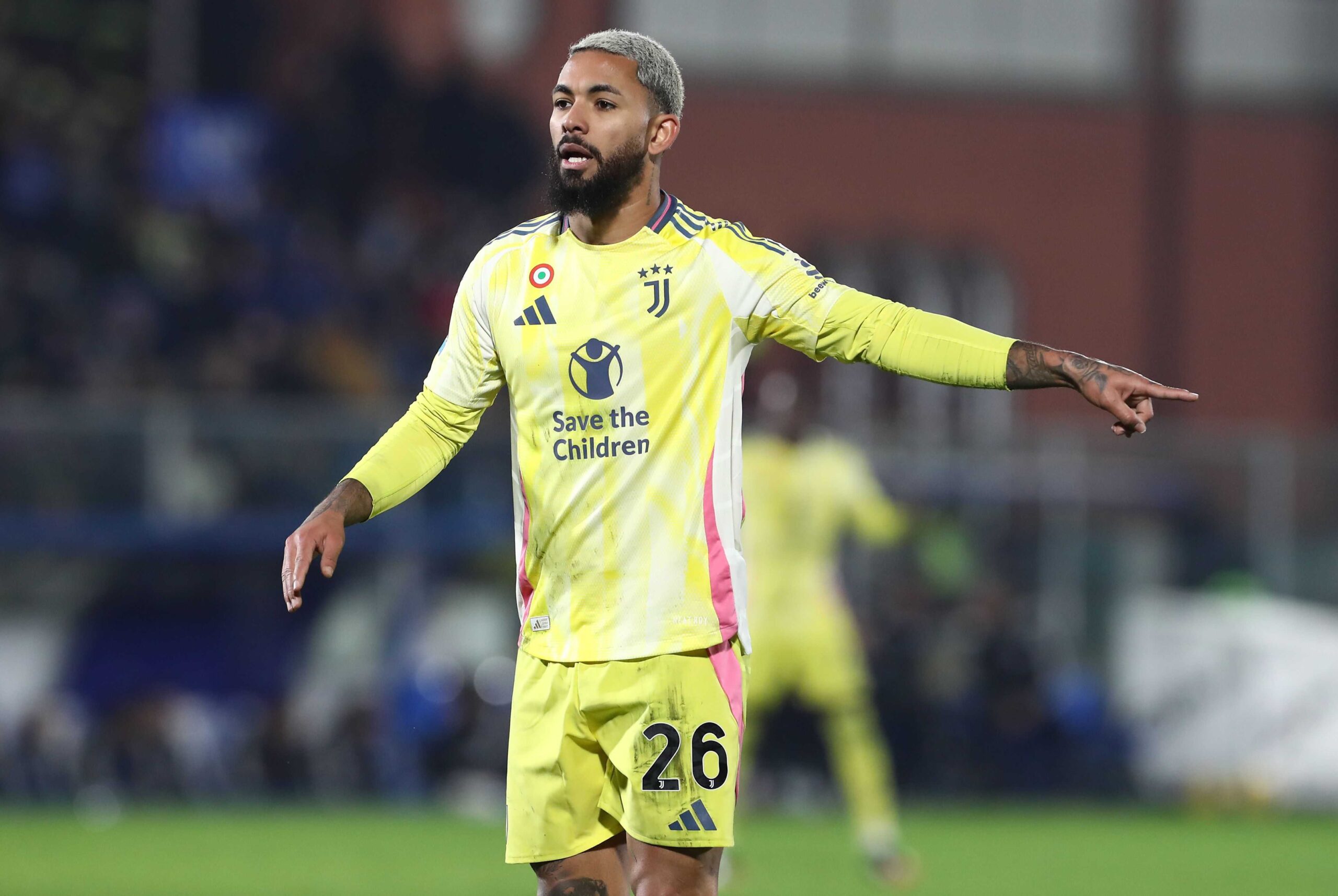 Douglas Luiz con la maglia della Juventus