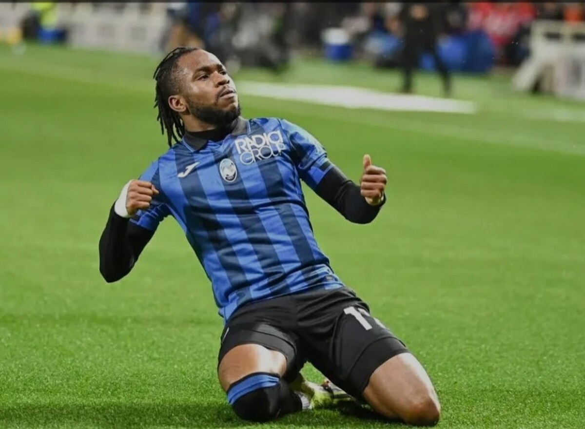 Lookman con la maglia dell'Atalanta