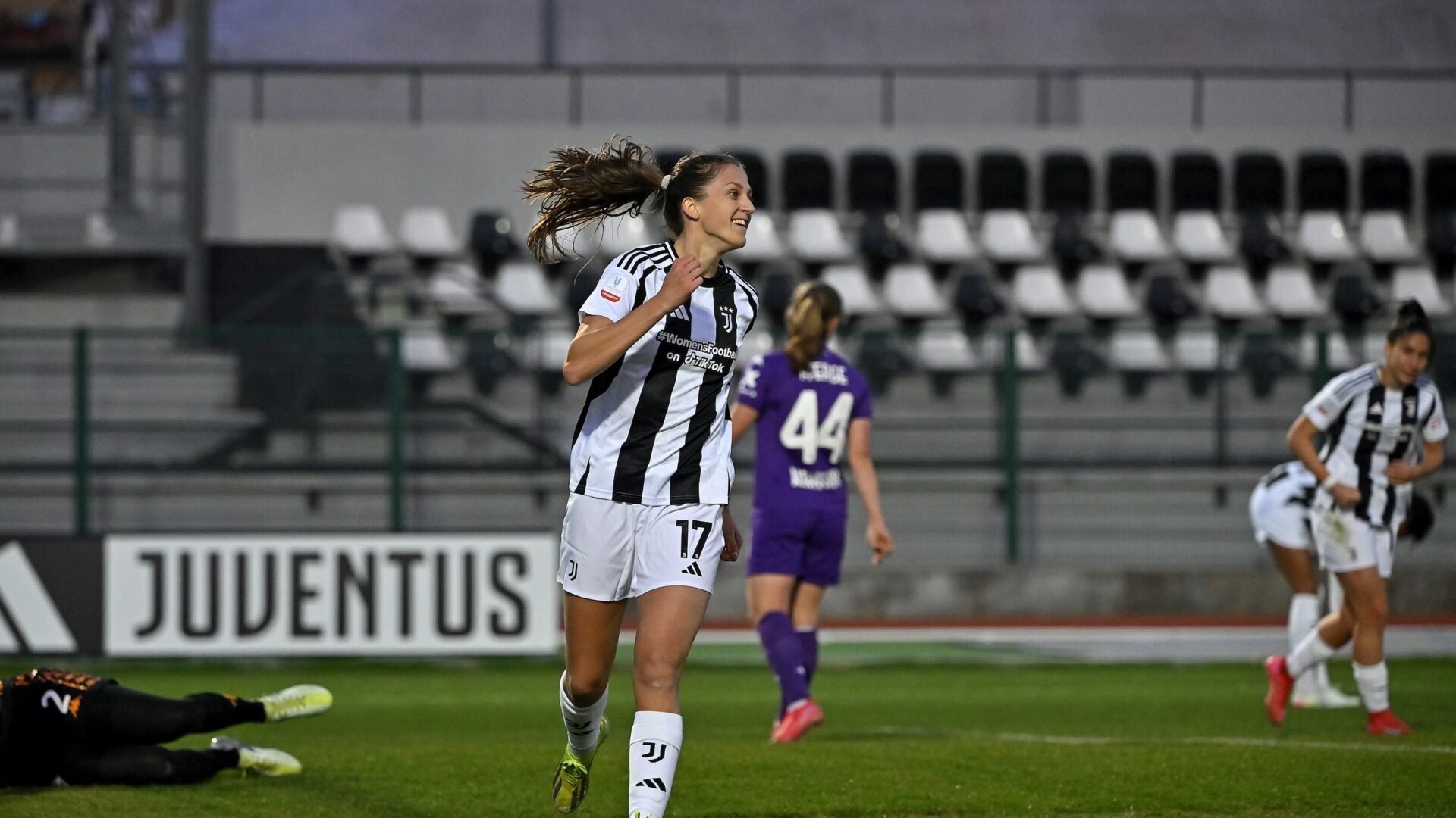 Godo con la maglia della Juventus Women