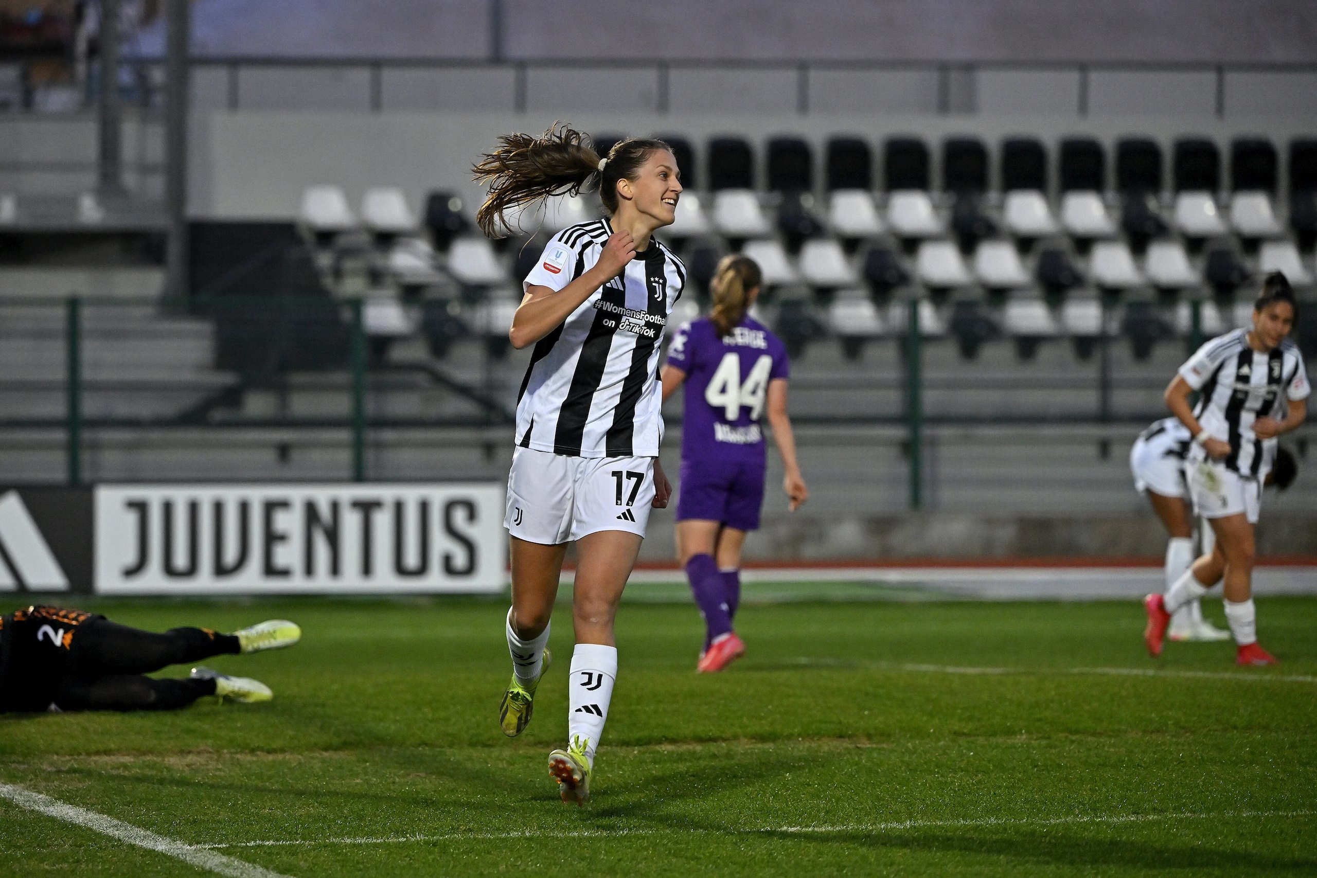Godo con la maglia della Juventus Women