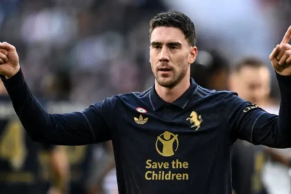 Vlahovic con la maglia della Juventus
