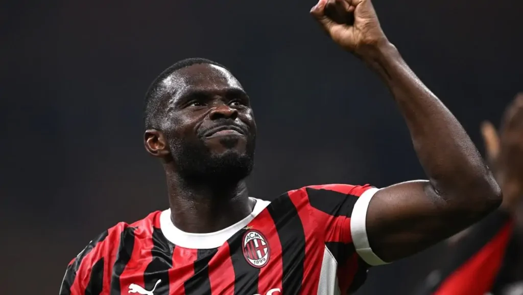 Tomori con la maglia del Milan