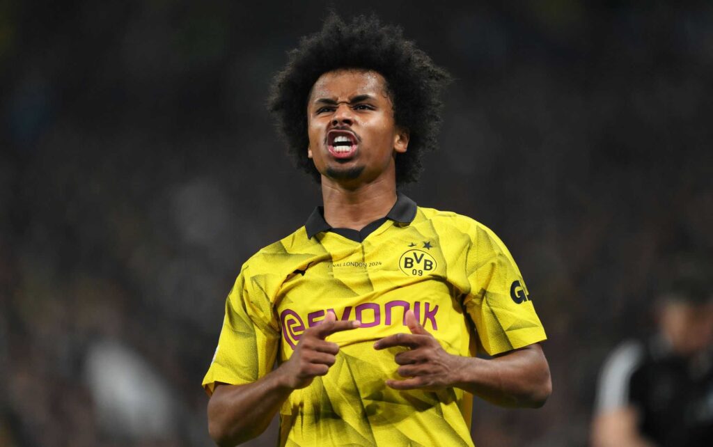 Adeyemi con la maglia del Borussia Dortmund
