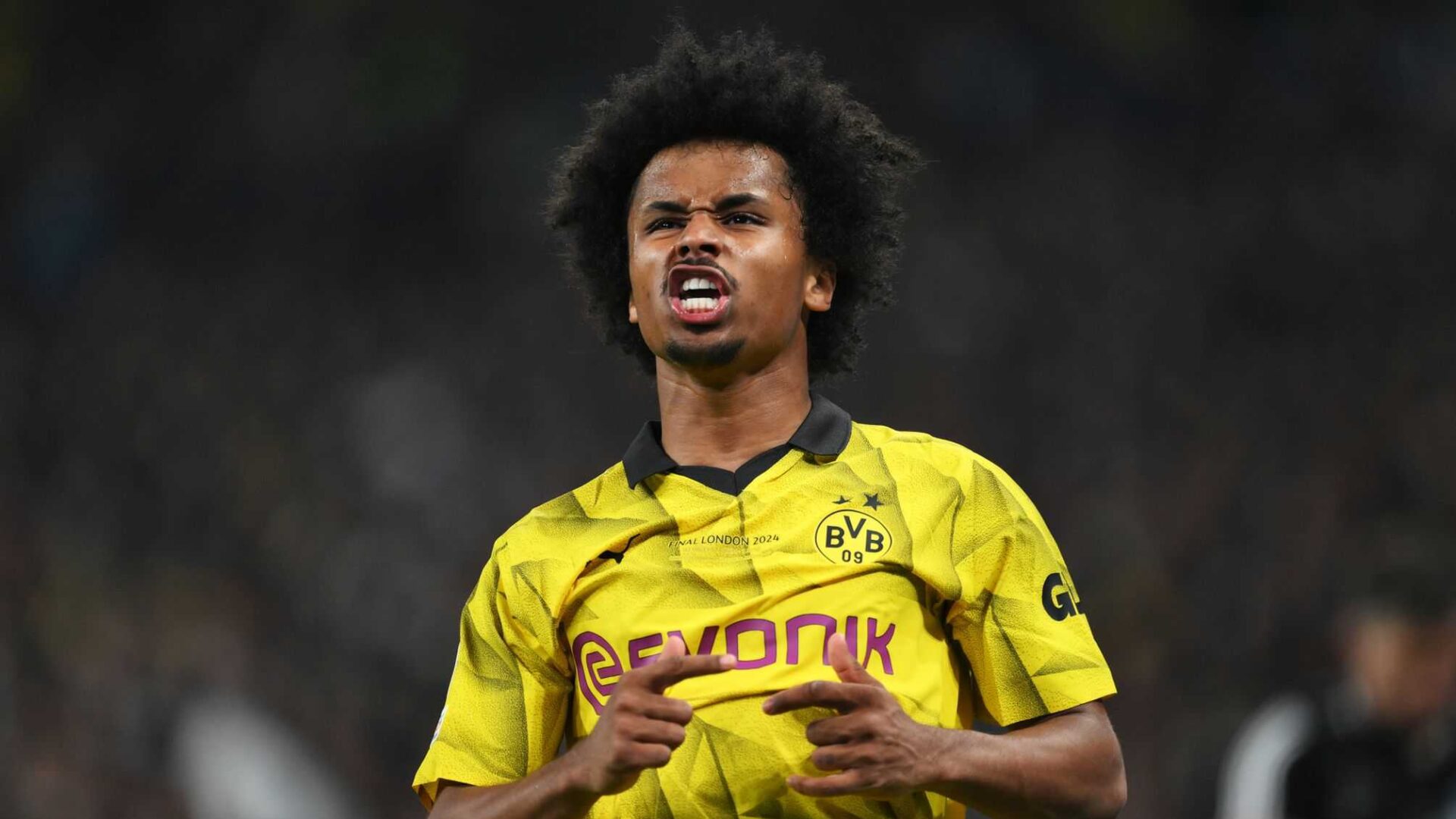 Adeyemi con la maglia del Borussia Dortmund