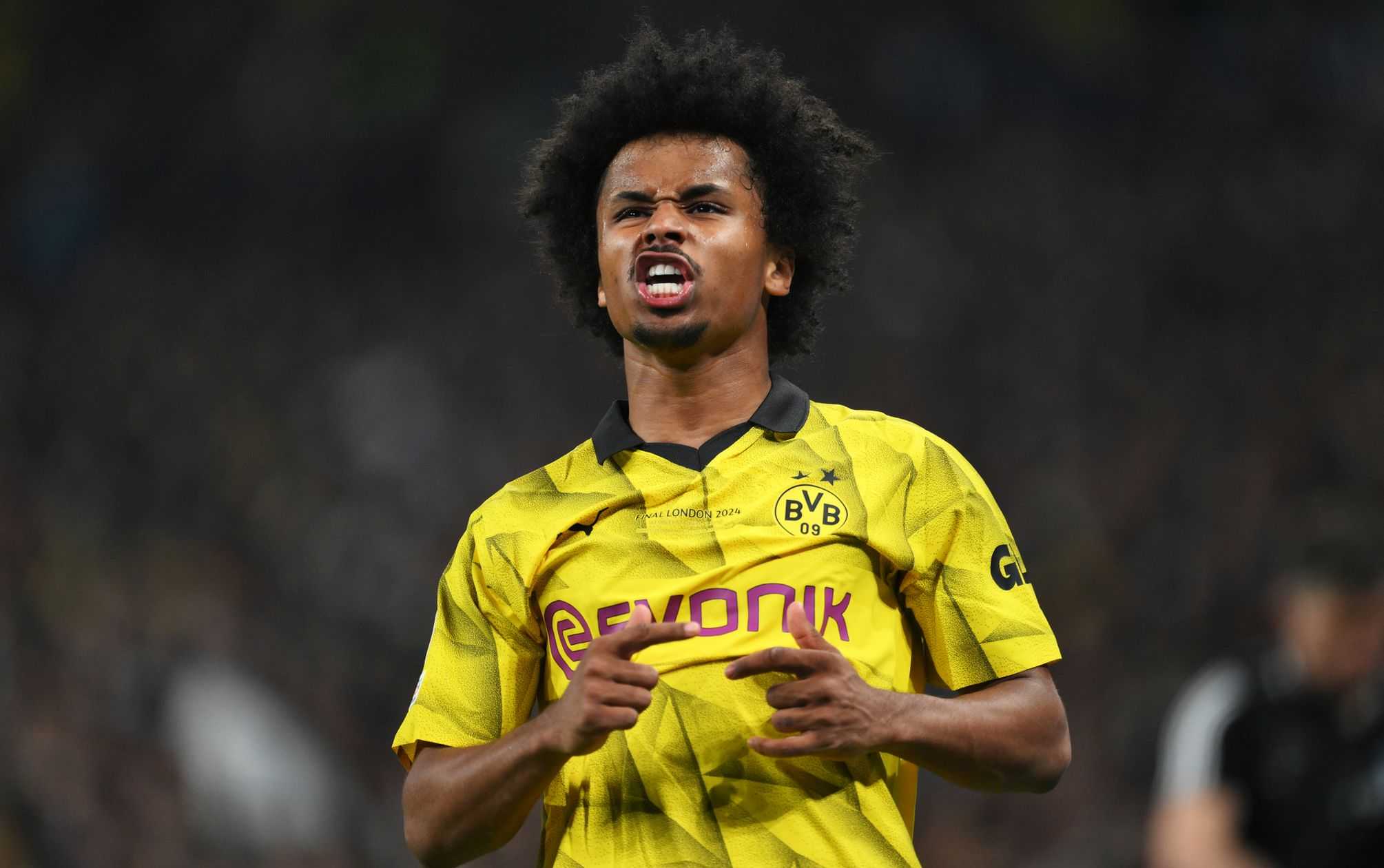 Adeyemi con la maglia del Borussia Dortmund