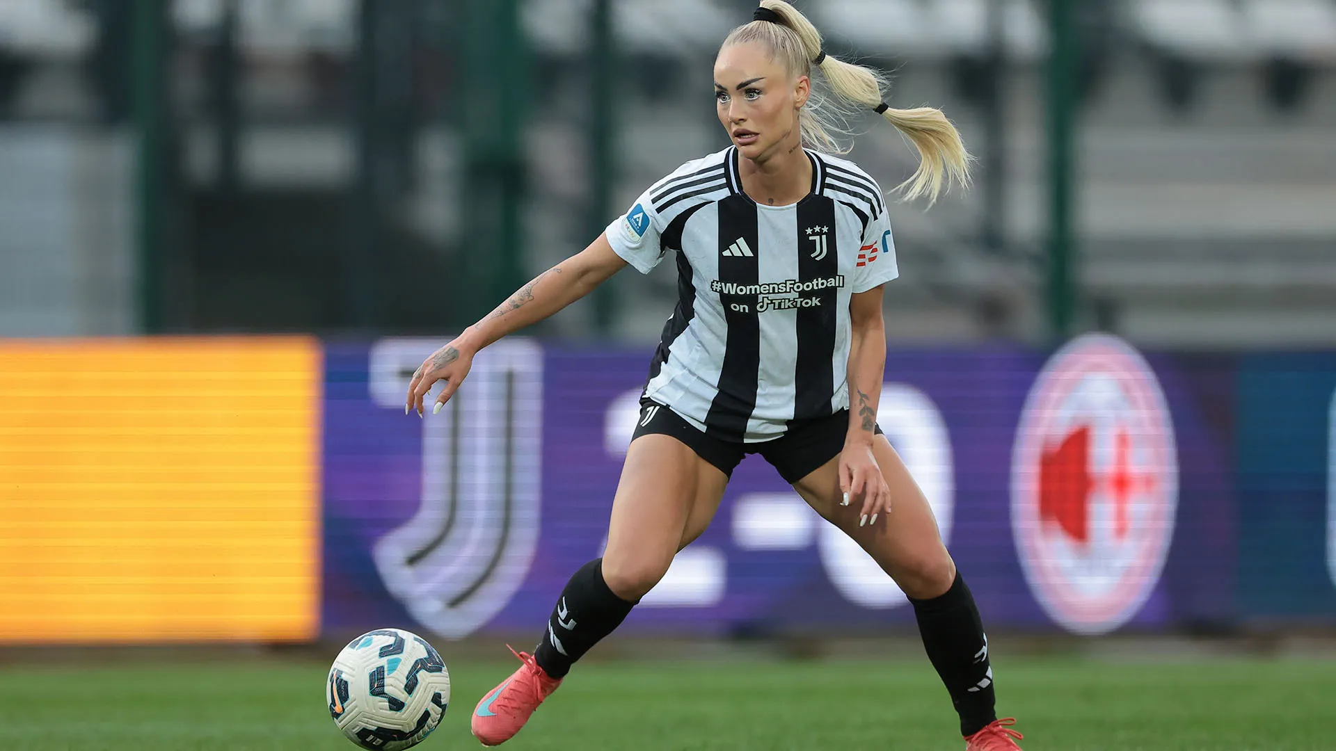 Alisha Lehmann con la maglia della Juventus Women
