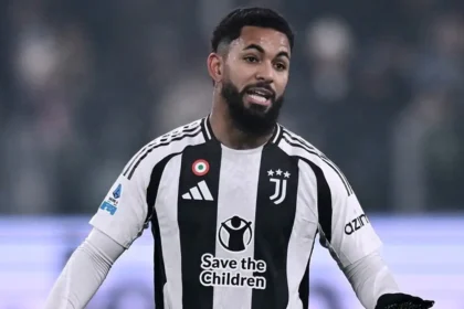 Douglas Luiz con la maglia della Juventus