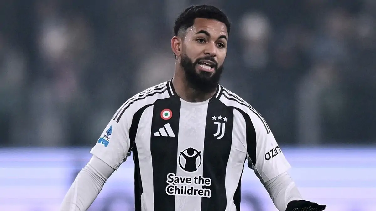 Douglas Luiz con la maglia della Juventus