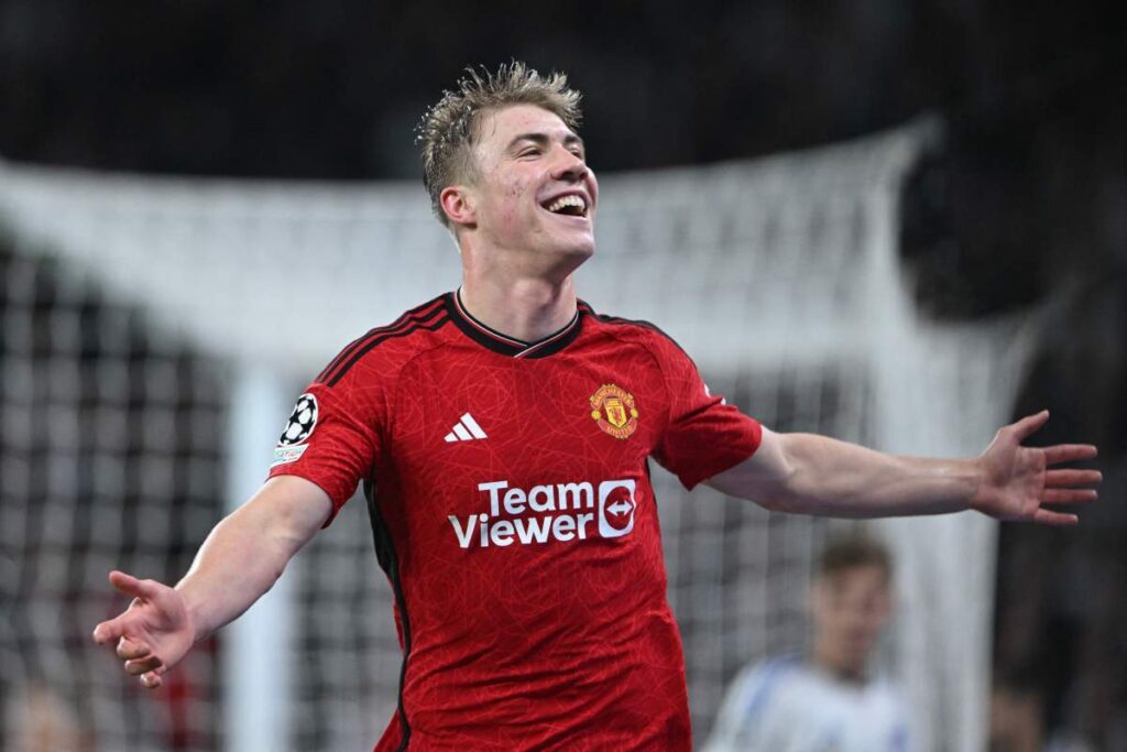 Hojlund con la maglia del Manchester United
