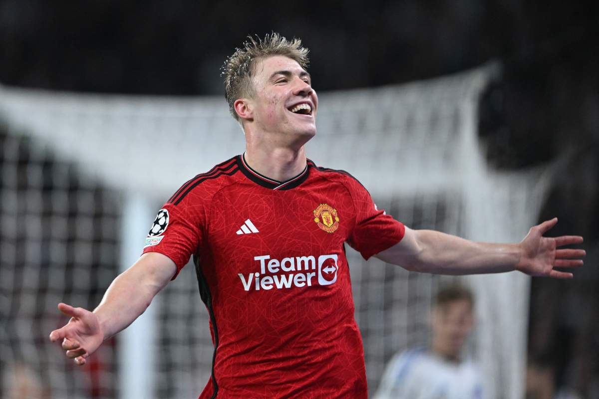Hojlund con la maglia del Manchester United