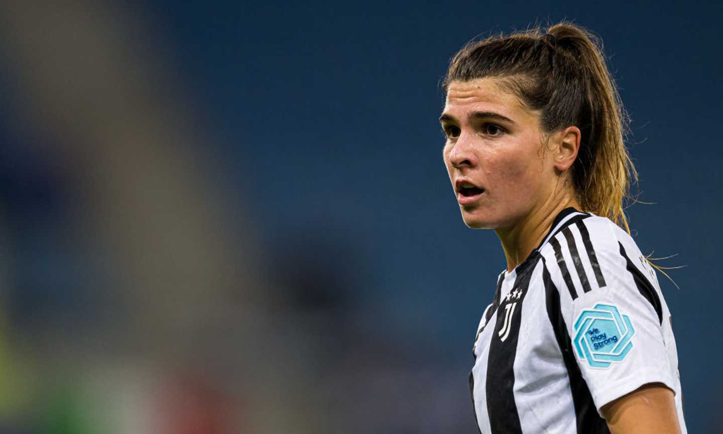 Sofia Cantore con la maglia della Juventus
