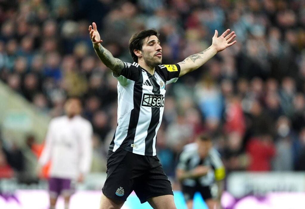 Tonali con la maglia del Newcastle