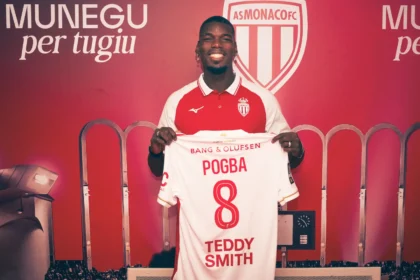 Paul Pogba mostra la maglia numero 8 durante la presentazione con l’AS Monaco