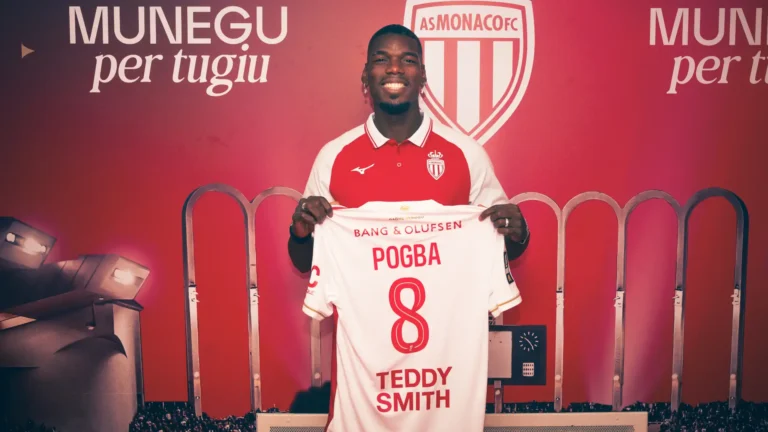 Paul Pogba mostra la maglia numero 8 durante la presentazione con l’AS Monaco