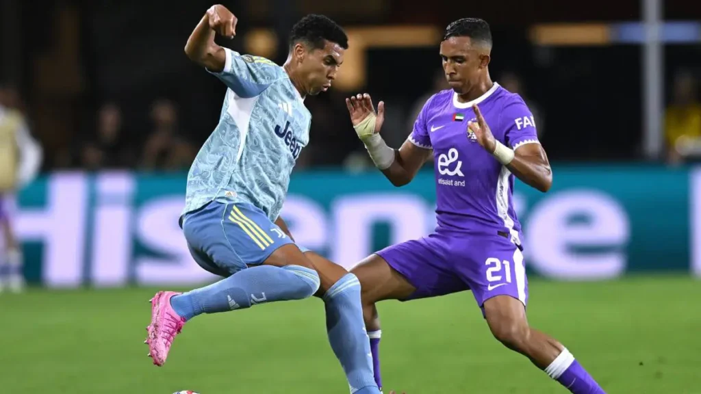 Alberto Costa della Juventus in azione contro un giocatore dell’Al-Ain durante il Mondiale per Club