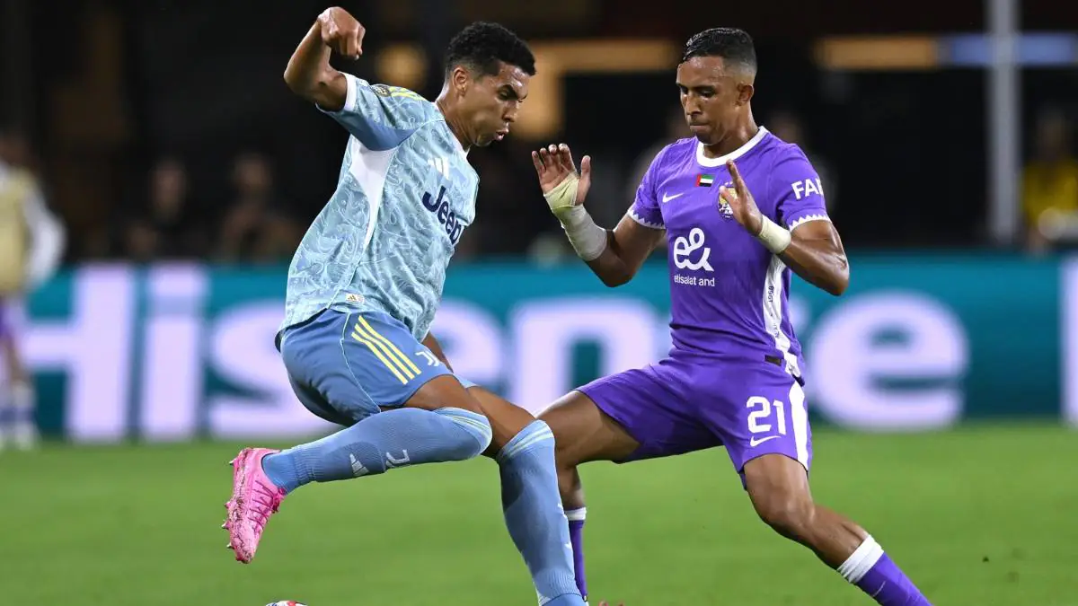 Alberto Costa della Juventus in azione contro un giocatore dell’Al-Ain durante il Mondiale per Club