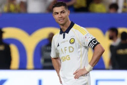 Cristiano Ronaldo in campo con la maglia dell’Al-Nassr e la fascia da capitano