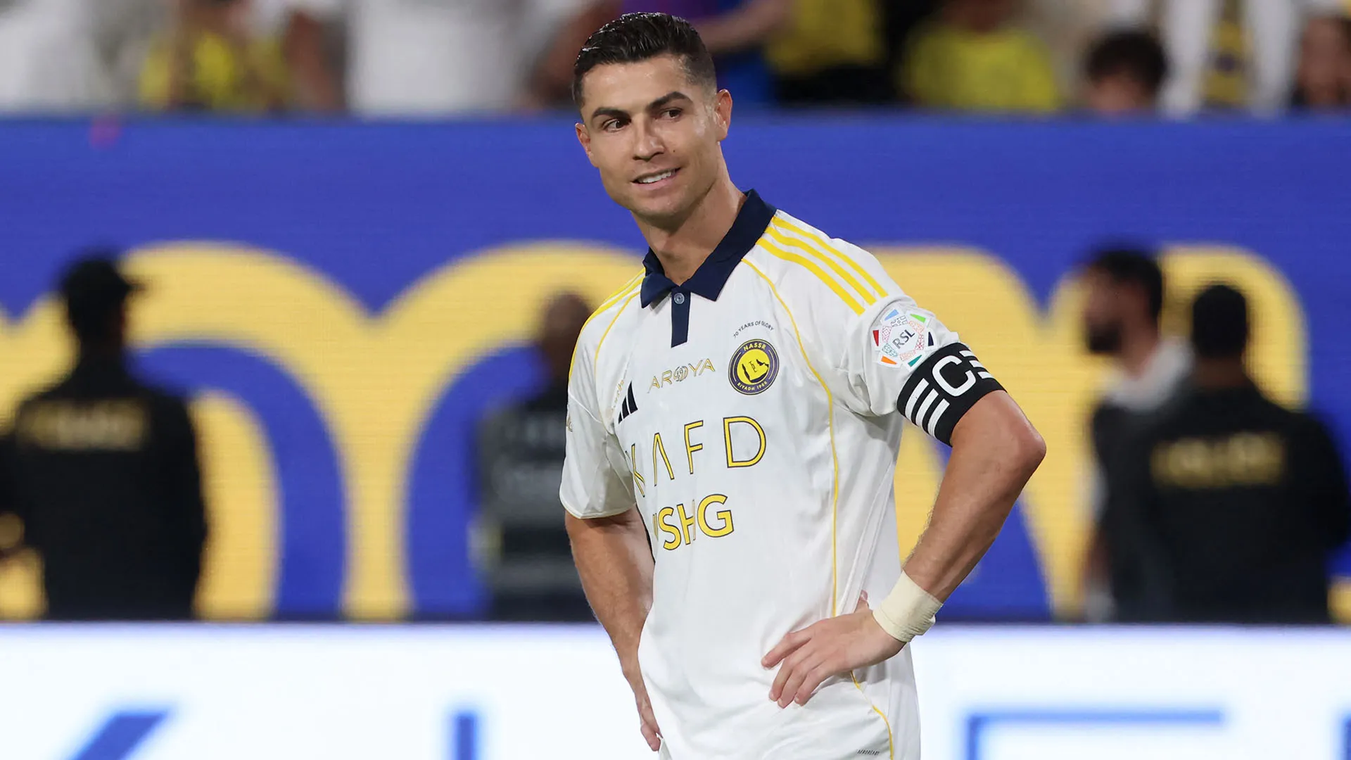 Cristiano Ronaldo in campo con la maglia dell’Al-Nassr e la fascia da capitano