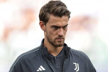 Daniele Rugani con lo sguardo serio durante una partita della Juventus