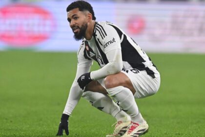 Douglas Luiz con la maglia della Juventus