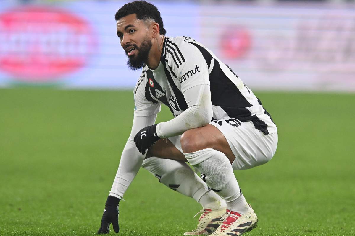 Douglas Luiz con la maglia della Juventus