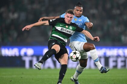 Victor Gyokeres in contrasto con un difensore del Manchester City durante una partita di Champions League