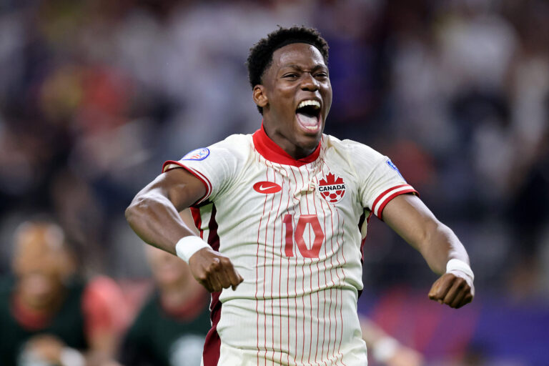 Jonathan David esulta con la maglia del Canada: obiettivo di mercato per la Juventus