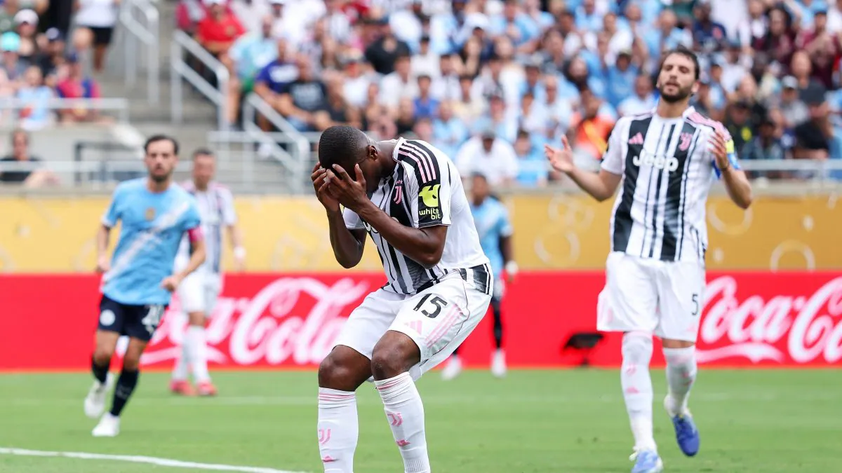 Kalulu con le mani sul volto dopo l’autogol in Juventus-Manchester City al Mondiale per Club 2025