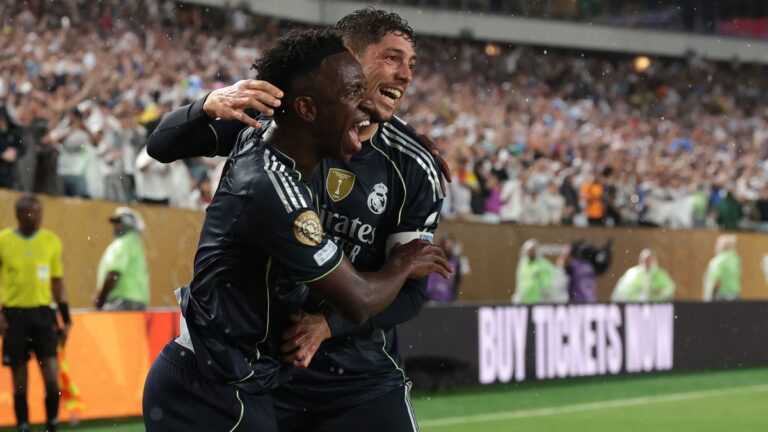 Vinicius Junior e Federico Valverde esultano dopo un gol del Real Madrid al Mondiale per Club 2024