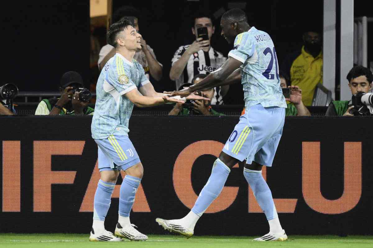 Kolo Muani e Conceiçao con la maglia della Juventus