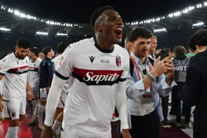 Jhon Lucumí festeggia con i compagni del Bologna durante una partita di Serie A