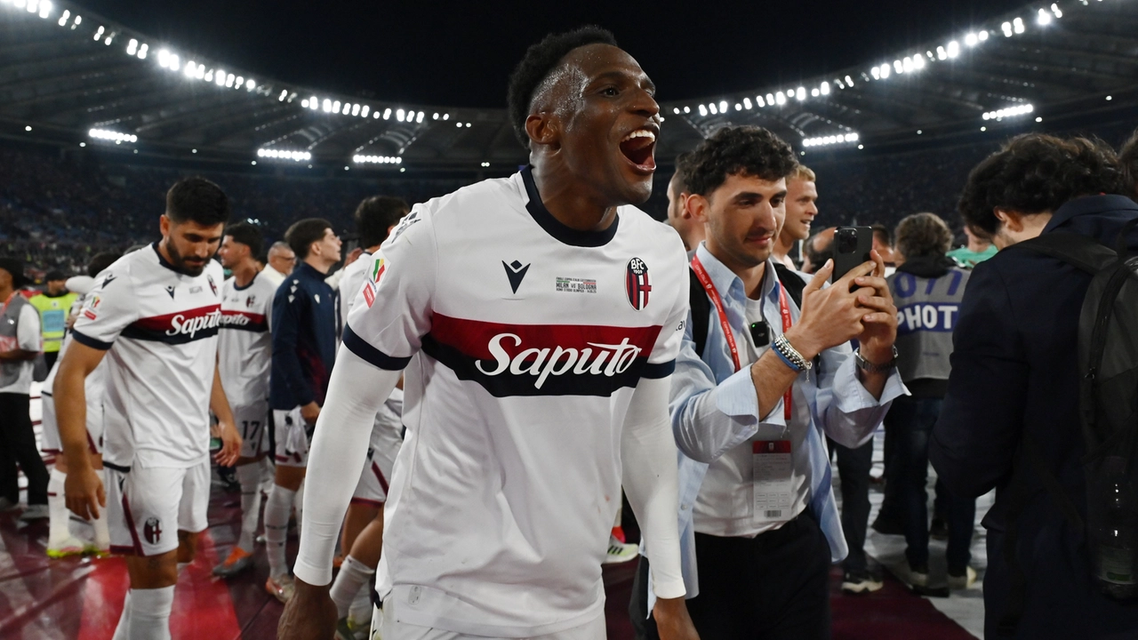 Jhon Lucumí festeggia con i compagni del Bologna durante una partita di Serie A