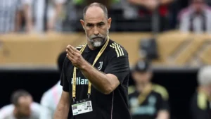 Igor Tudor dà indicazioni dalla panchina durante Manchester City–Juventus al Mondiale per Club