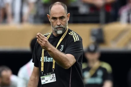 Igor Tudor dà indicazioni dalla panchina durante Manchester City–Juventus al Mondiale per Club
