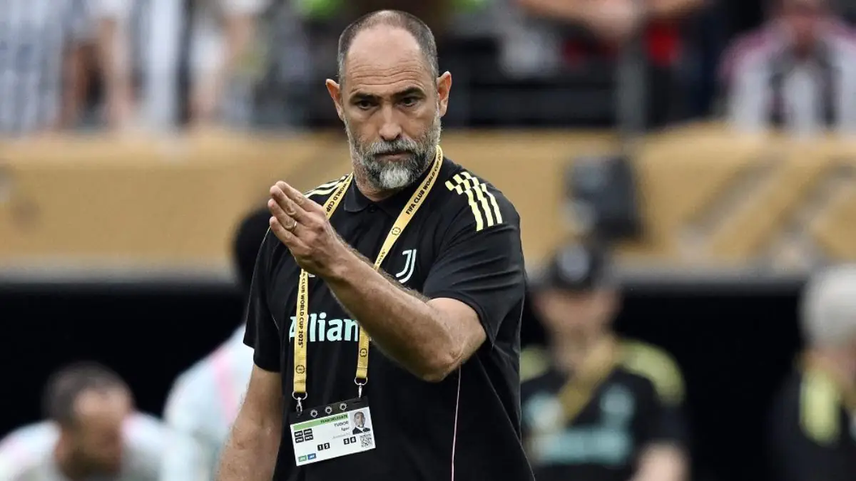 Igor Tudor dà indicazioni dalla panchina durante Manchester City–Juventus al Mondiale per Club