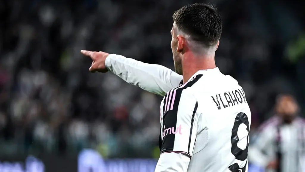 Vlahovic con la maglia della Juventus