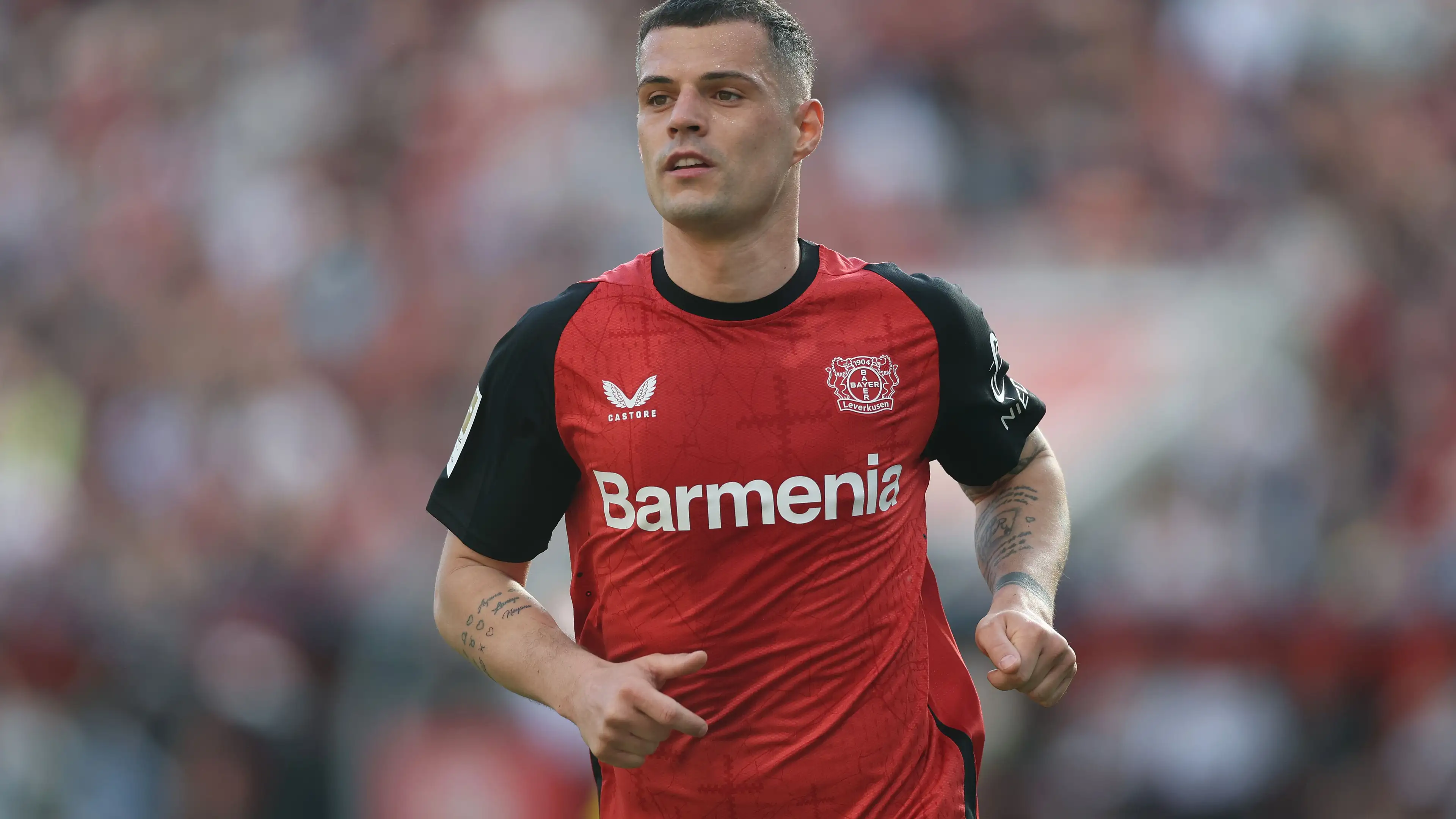 Granit Xhaka in azione con la maglia del Bayer Leverkusen durante un match di Bundesliga