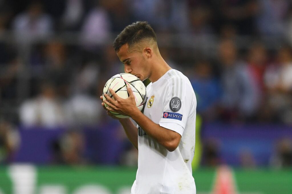 Lucas Vazquez bacia il pallone