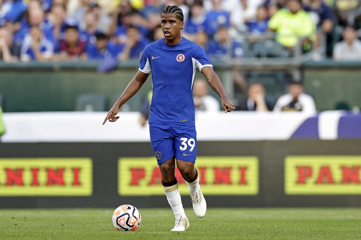 Andrey Santos con la maglia del Chelsea