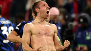Davide Frattesi esulta con l'Inter
