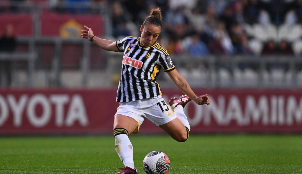 Lisa Boattin in campo con la maglia della Juventus
