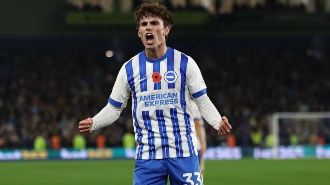 Matt O'Riley con la maglia del Brighton