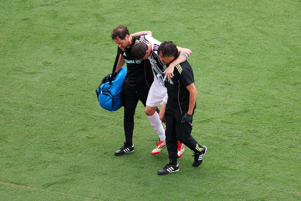 Savona con la maglia della Juventus esce infortunato dal campo
