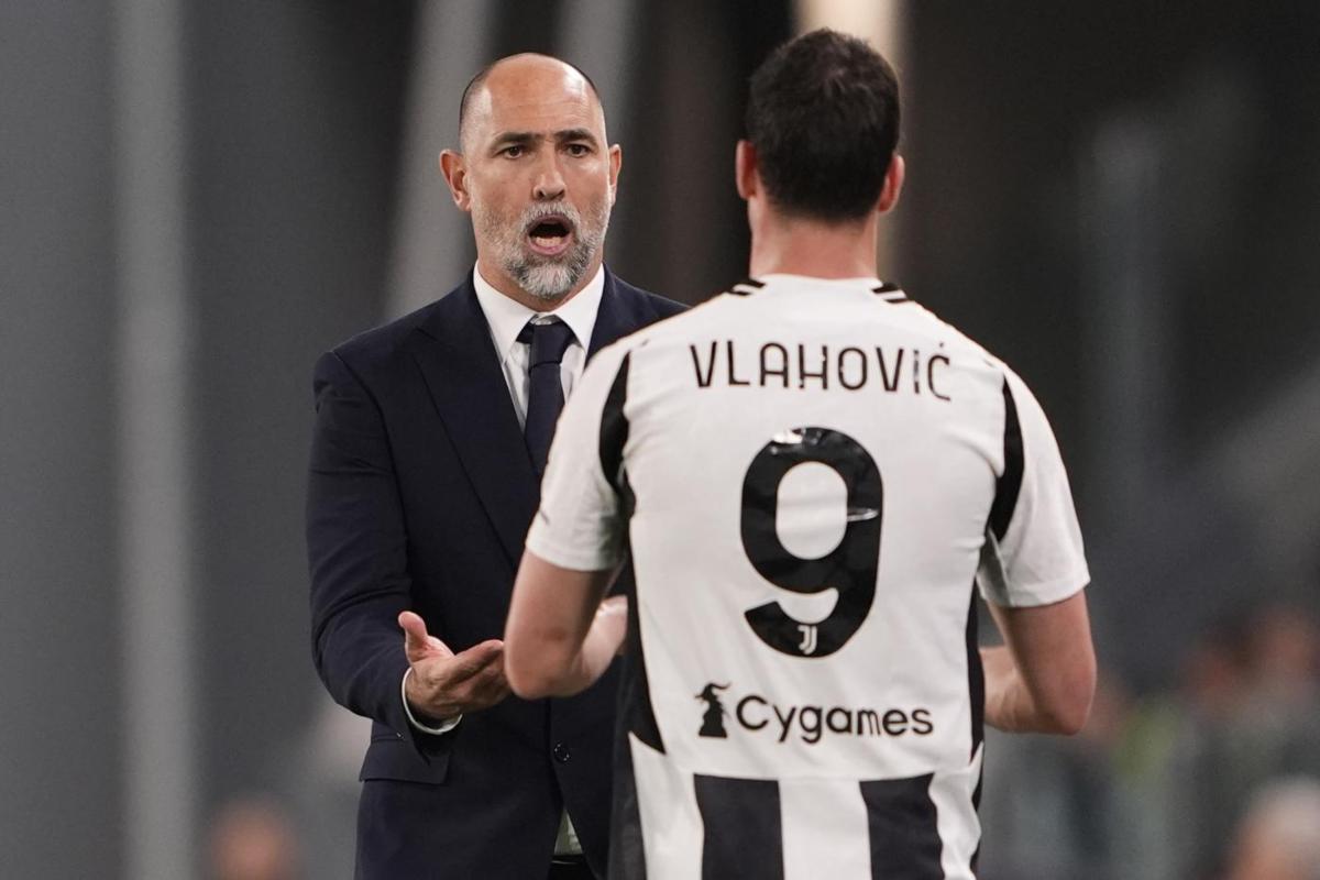 Milan, affondo per Vlahovic: Allegri spinge per il suo pupillo, la Juve apre alla trattativa Milan, affondo per Vlahovic: Allegri spinge per il suo pupillo, la Juve apre alla trattativa