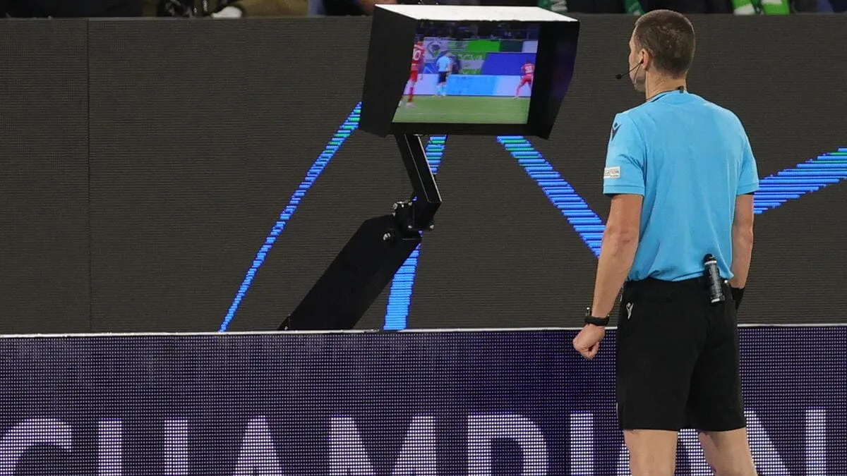 Rivoluzione in campo: gli arbitri spiegheranno le decisioni VAR allo stadio e in diretta TV