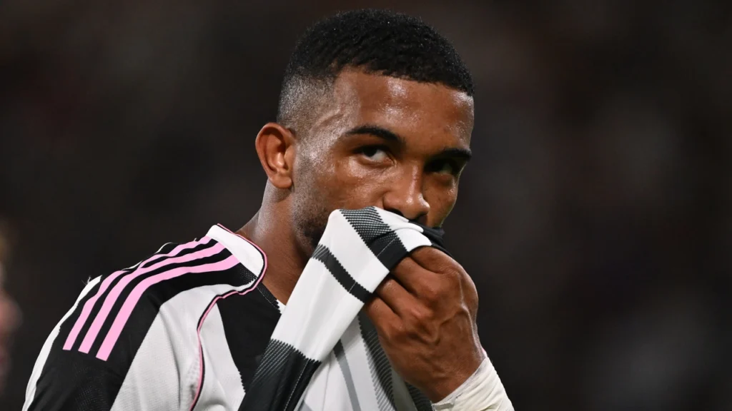 Gleison Bremer con la maglietta della Juventus
