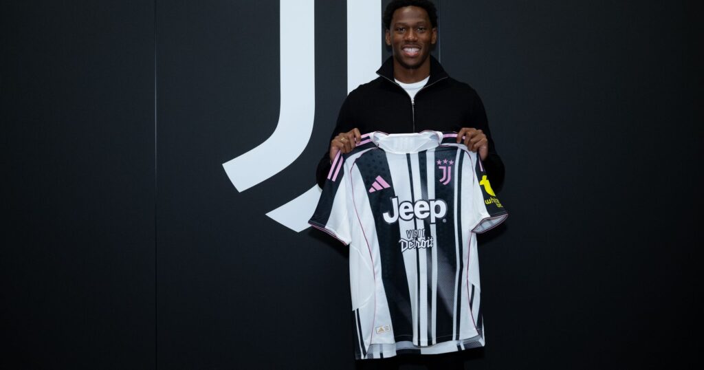 Jonathan David con la maglia della Juventus