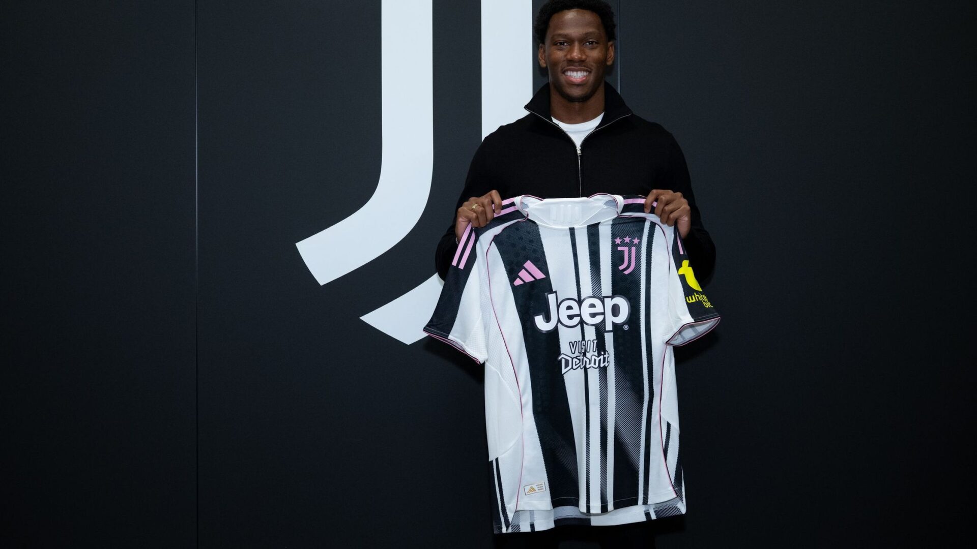 Jonathan David con la maglia della Juventus
