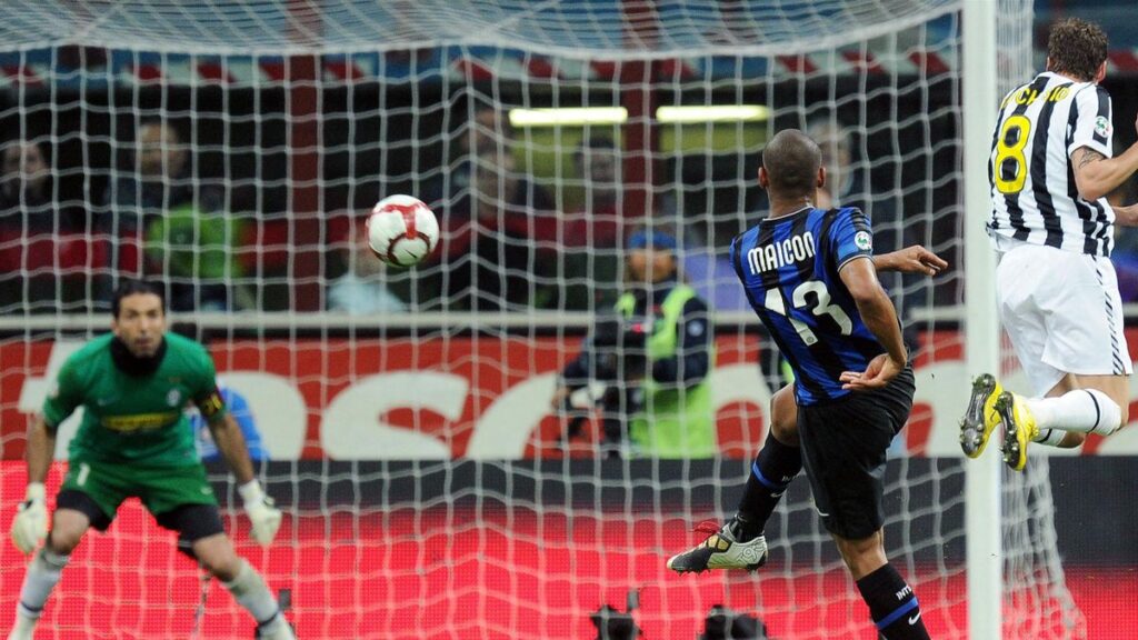 Maicon, ex terzino in uno storico Inter-Juventus