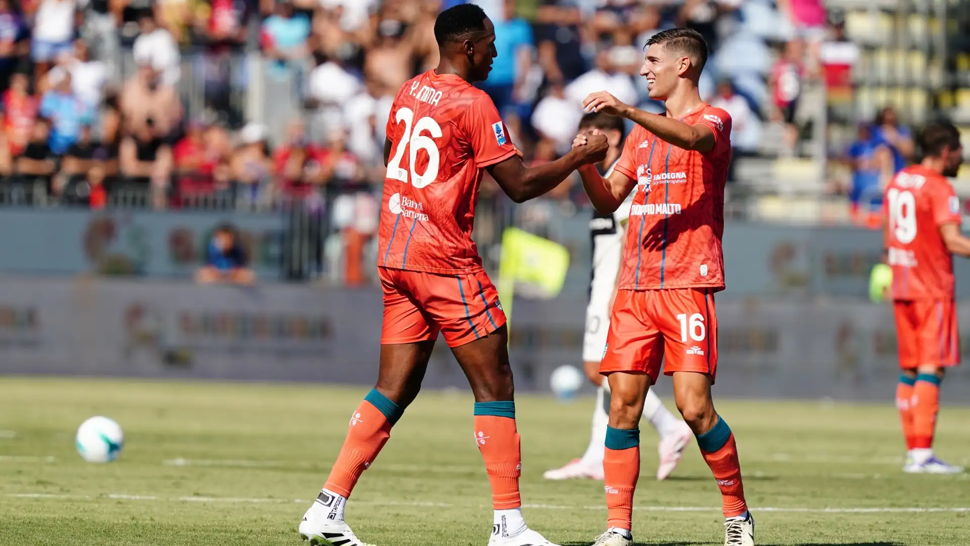 Mina in gol con il Cagliari contro il Parma